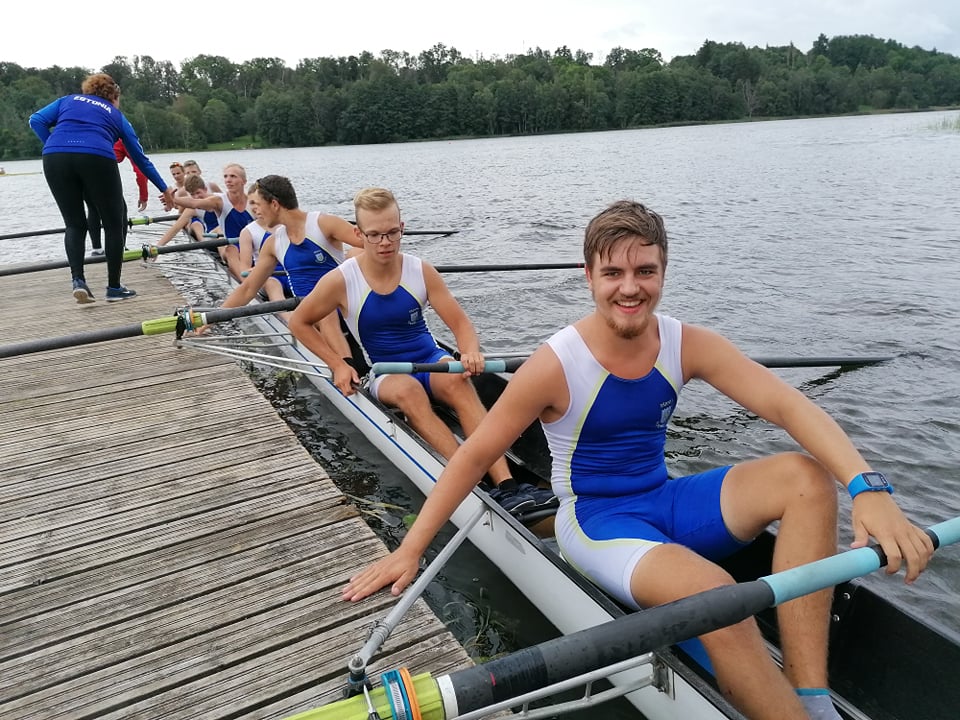 Hea Pärnu Sõudeklubi liige! Rõõm on teatada, et nüüd on kõigil Sõudeklubi Pärnu liikmetel võimalus tellida endale klubi uued võistlusriided (kombed/trikoo) Komb